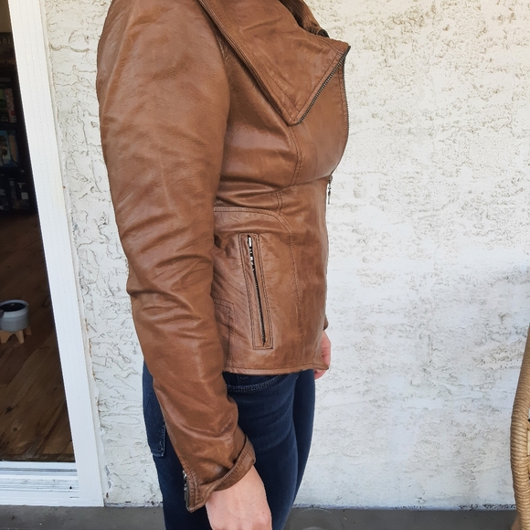 Asymmetrical leather Danier jacket (X's) - Picture 6 of 7